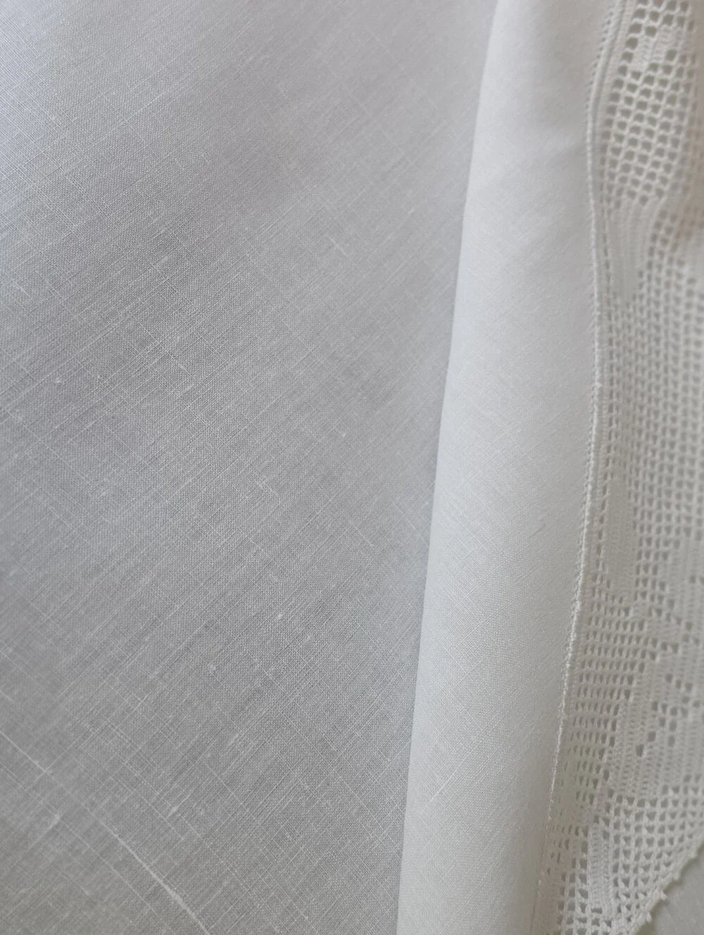 SET OF FIVE VINTAGE LINEN AND FILET CROCHET NAPKINS WITH MATCHING TABLECLOTH